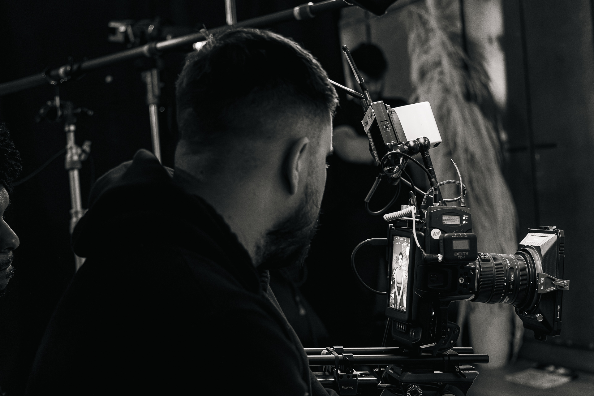 Diretor de fotografia operando câmera nos bastidores